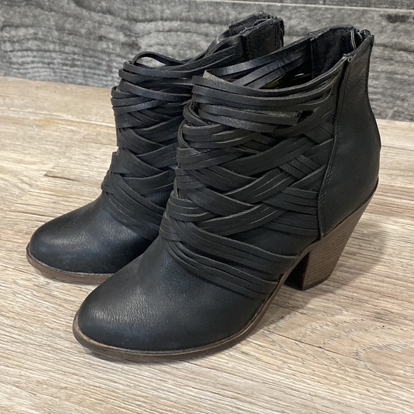 Women’s dress boots. - Picture 2 of 5